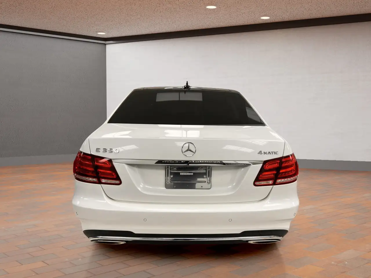 Mercedes-Benz E-Class снимка Mercedes-Benz E-Class