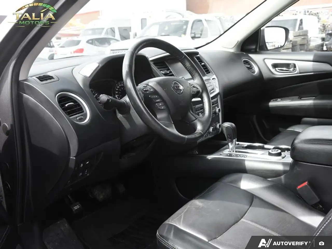 Nissan Pathfinder снимка Nissan Pathfinder