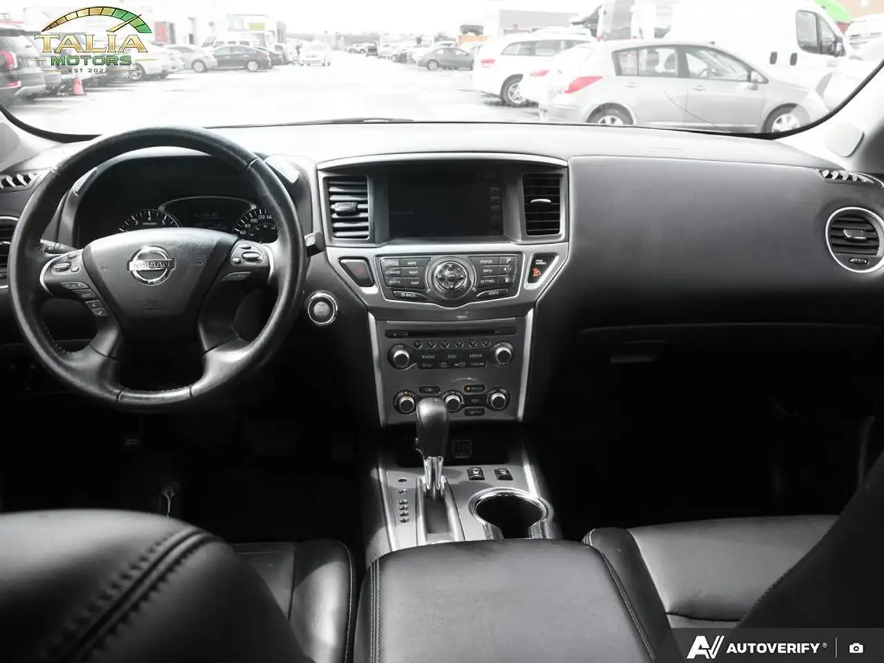 Nissan Pathfinder снимка Nissan Pathfinder