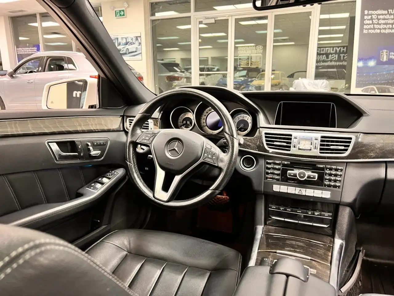 Mercedes-Benz E-Class снимка Mercedes-Benz E-Class