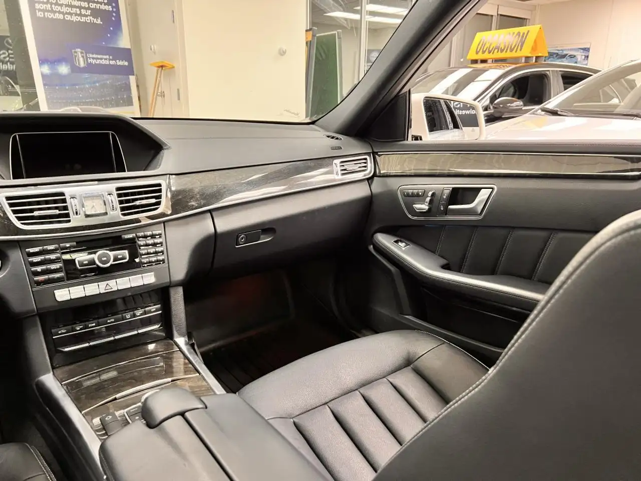 Mercedes-Benz E-Class снимка Mercedes-Benz E-Class