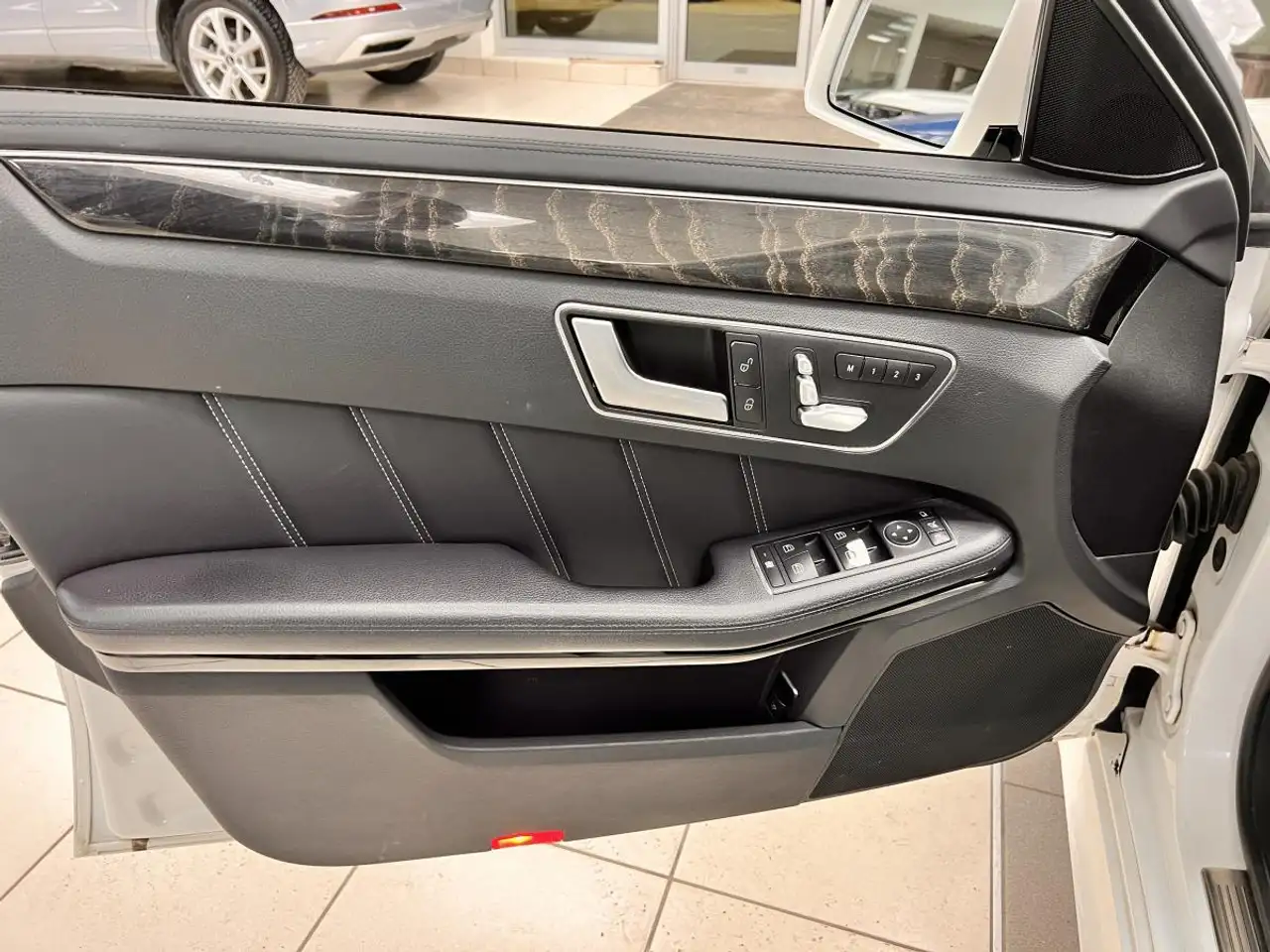 Mercedes-Benz E-Class снимка Mercedes-Benz E-Class