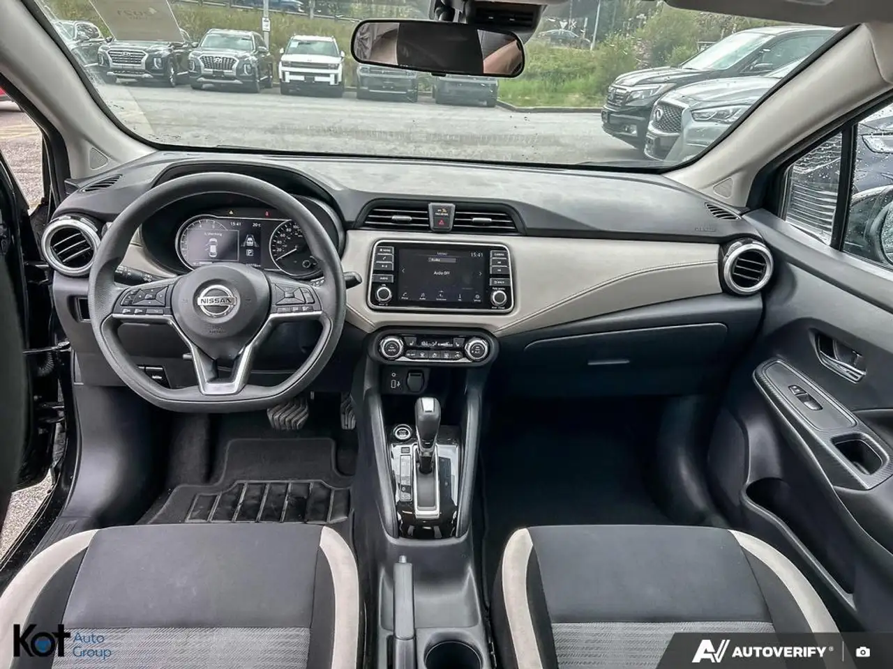 Nissan Versa fotografie Nissan Versa