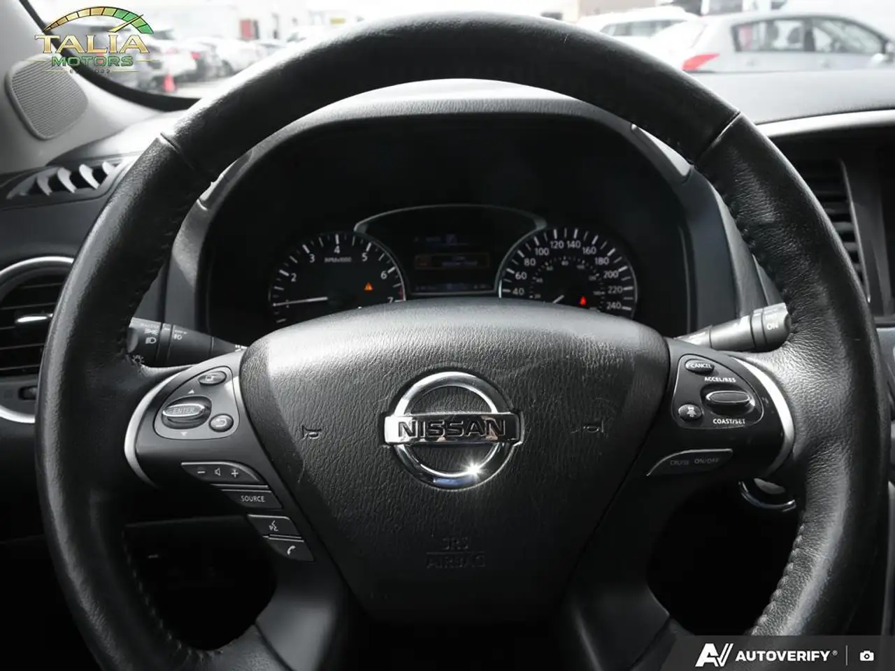 Nissan Pathfinder снимка Nissan Pathfinder