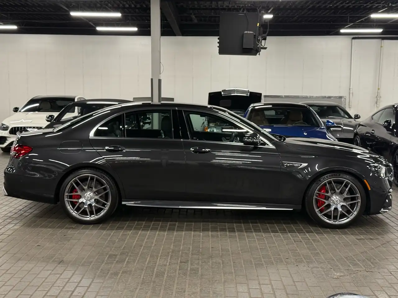 Mercedes-Benz E-Class снимка Mercedes-Benz E-Class