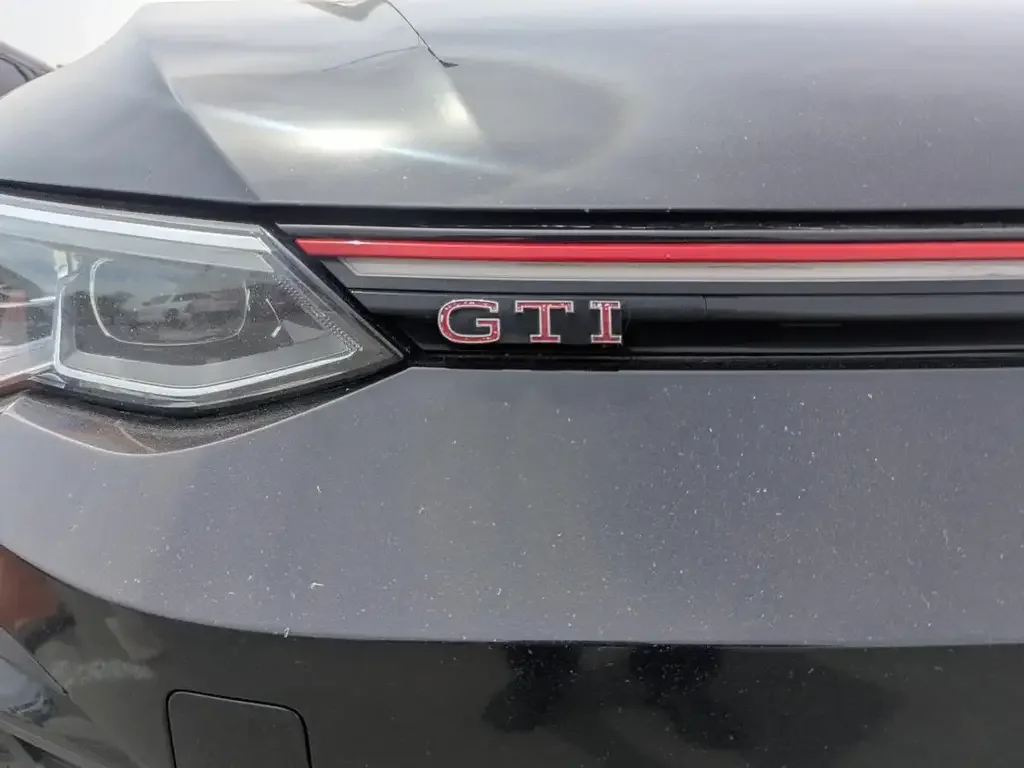 Volkswagen Golf GTI снимка Volkswagen Golf GTI