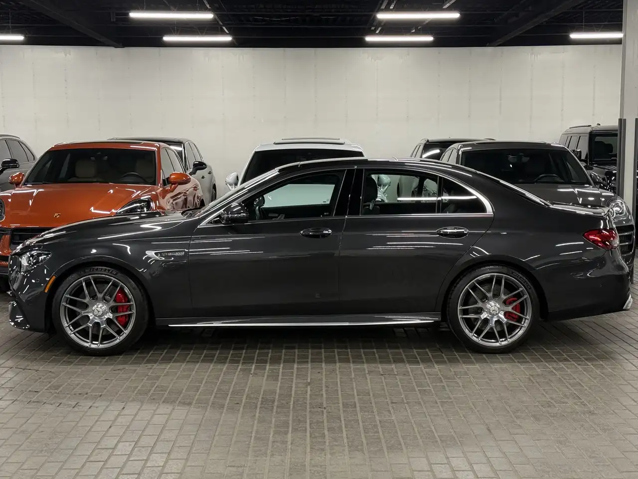 Mercedes-Benz E-Class снимка Mercedes-Benz E-Class