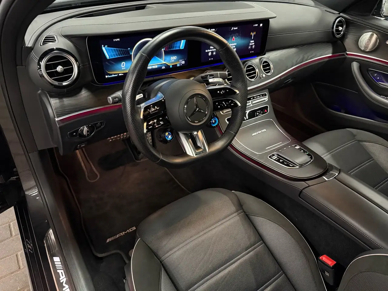 Mercedes-Benz E-Class снимка Mercedes-Benz E-Class
