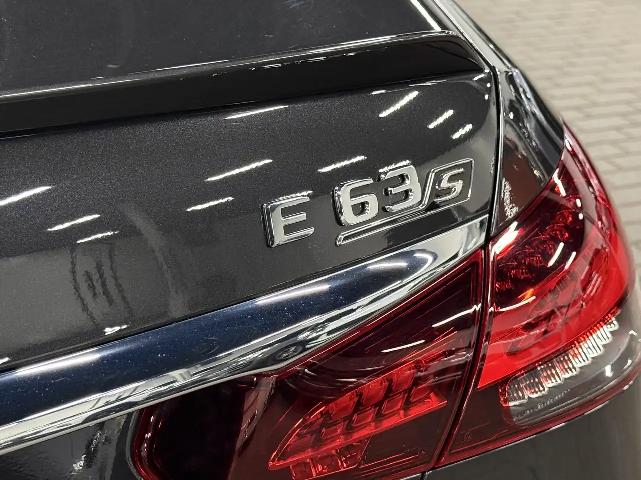 Mercedes-Benz E-Class снимка Mercedes-Benz E-Class