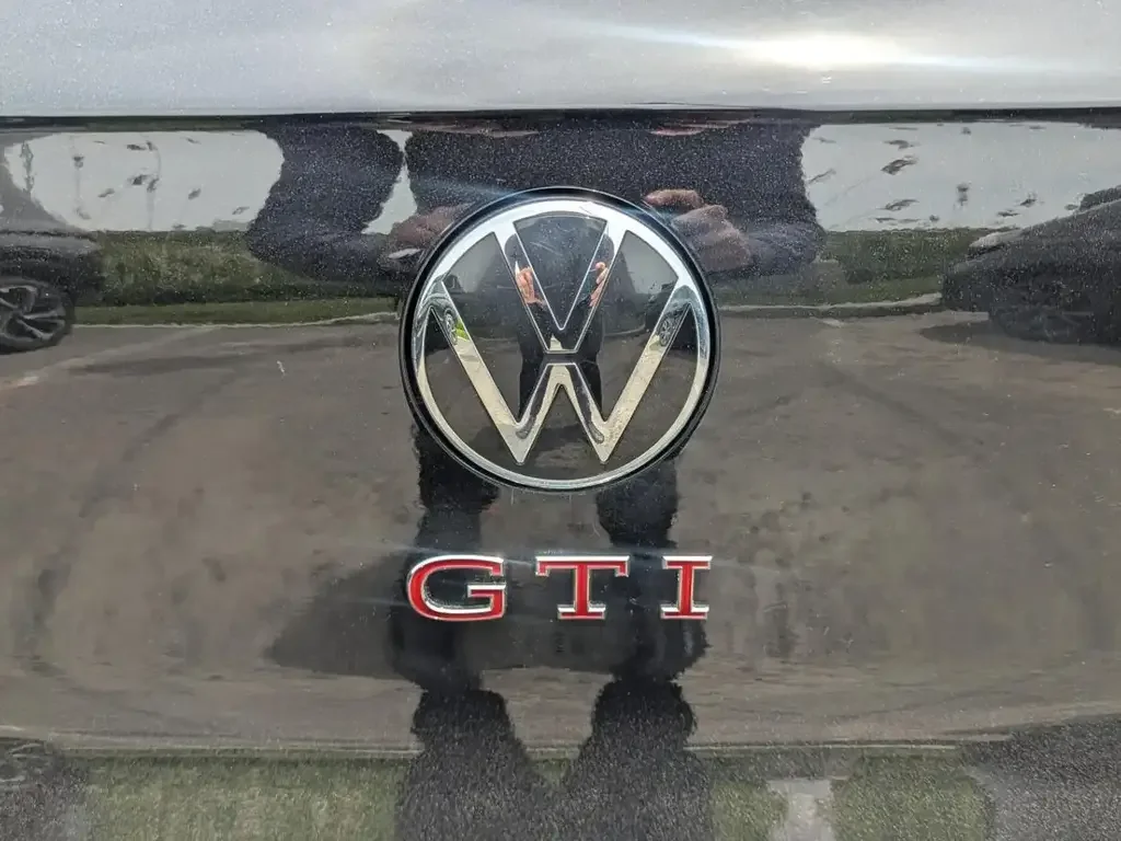 Volkswagen Golf GTI снимка Volkswagen Golf GTI