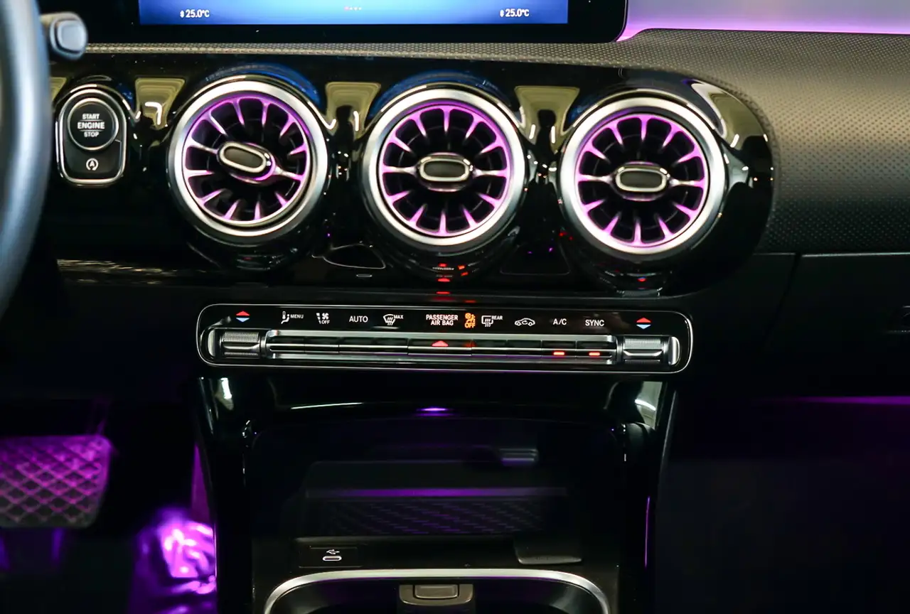 Mercedes-Benz CLA снимка Mercedes-Benz CLA