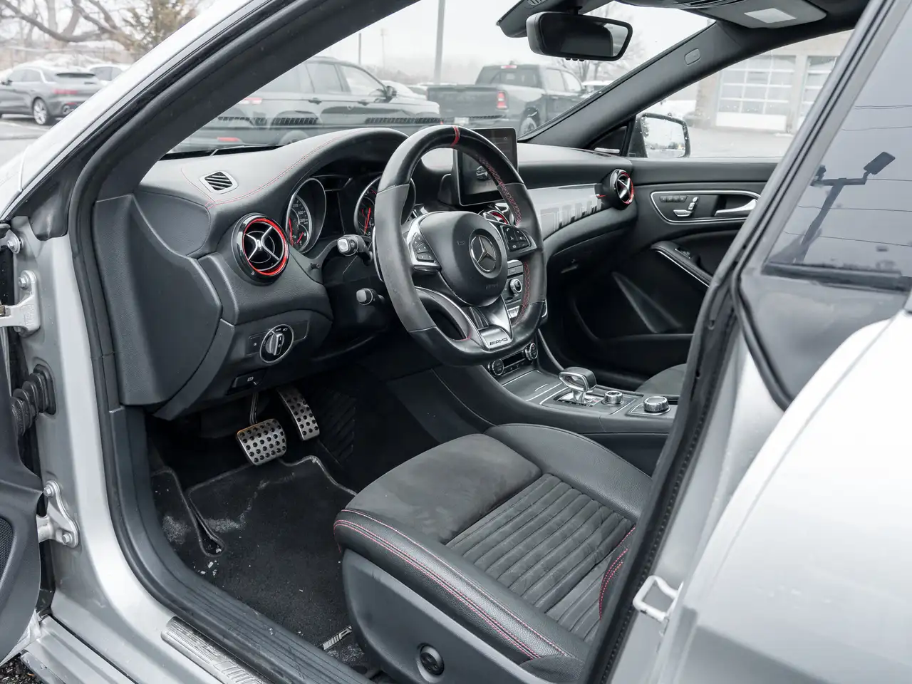 Mercedes-Benz CLA снимка Mercedes-Benz CLA