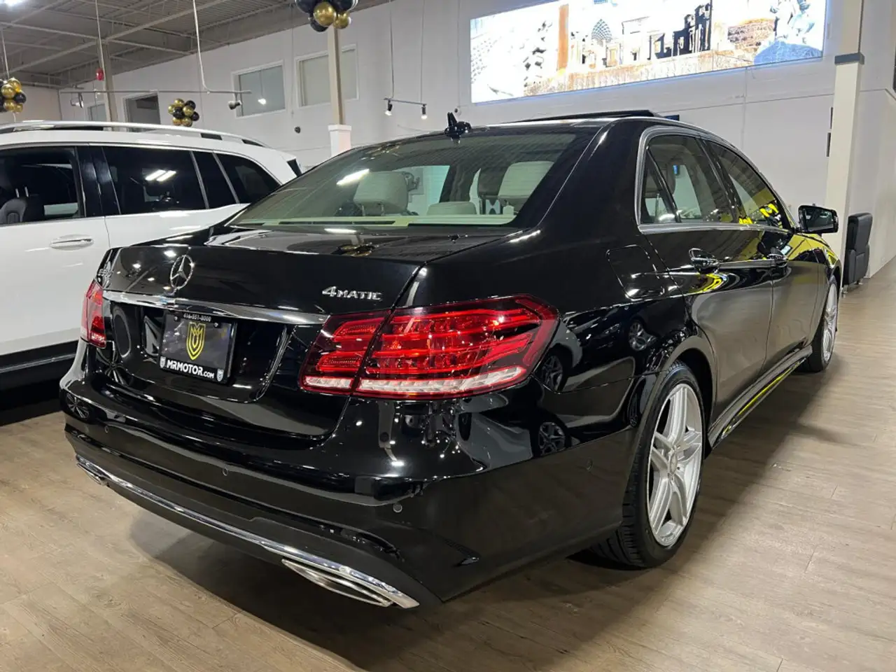 Mercedes-Benz E-Class снимка Mercedes-Benz E-Class