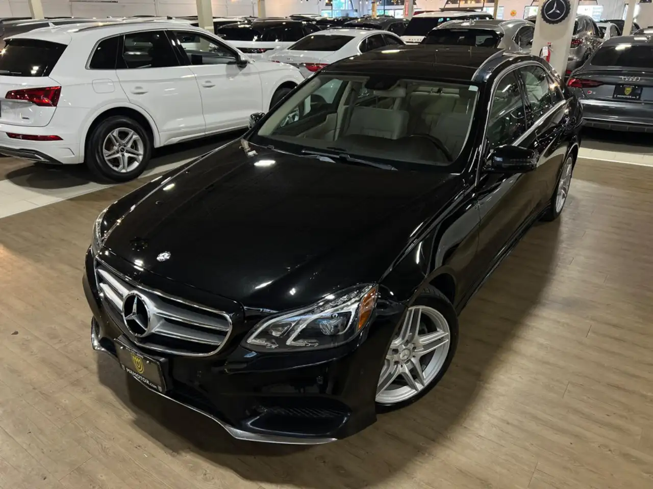 Mercedes-Benz E-Class снимка Mercedes-Benz E-Class