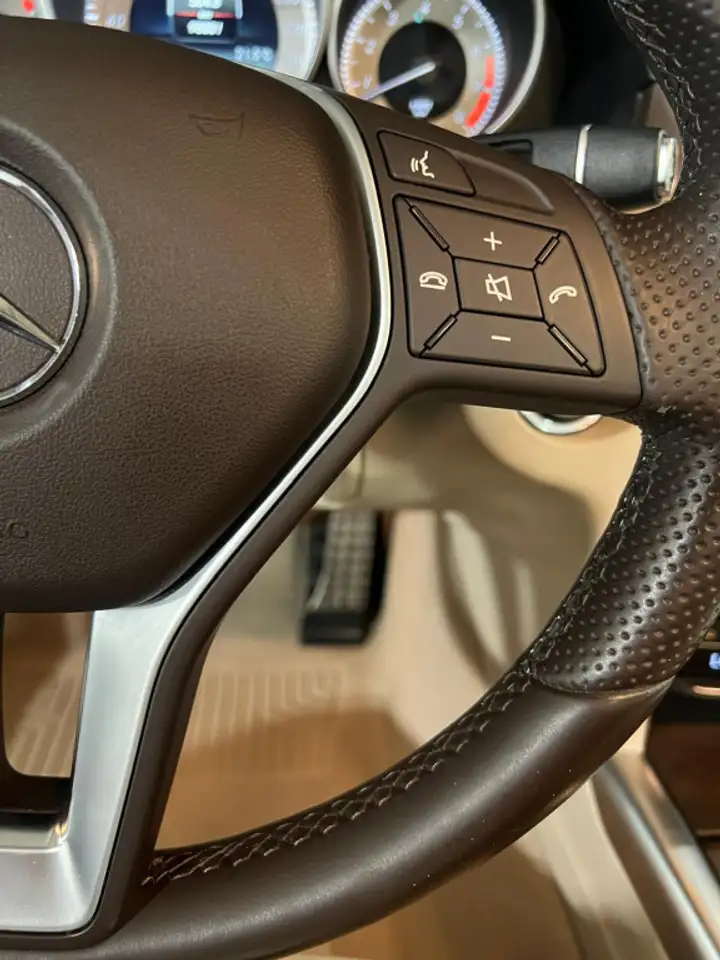 Mercedes-Benz E-Class снимка Mercedes-Benz E-Class