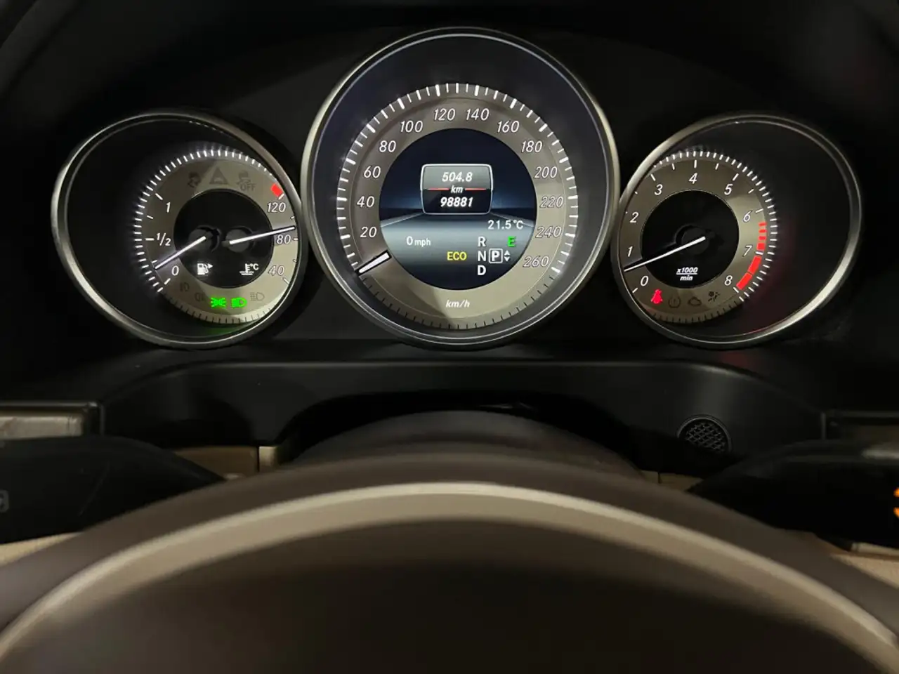 Mercedes-Benz E-Class снимка Mercedes-Benz E-Class