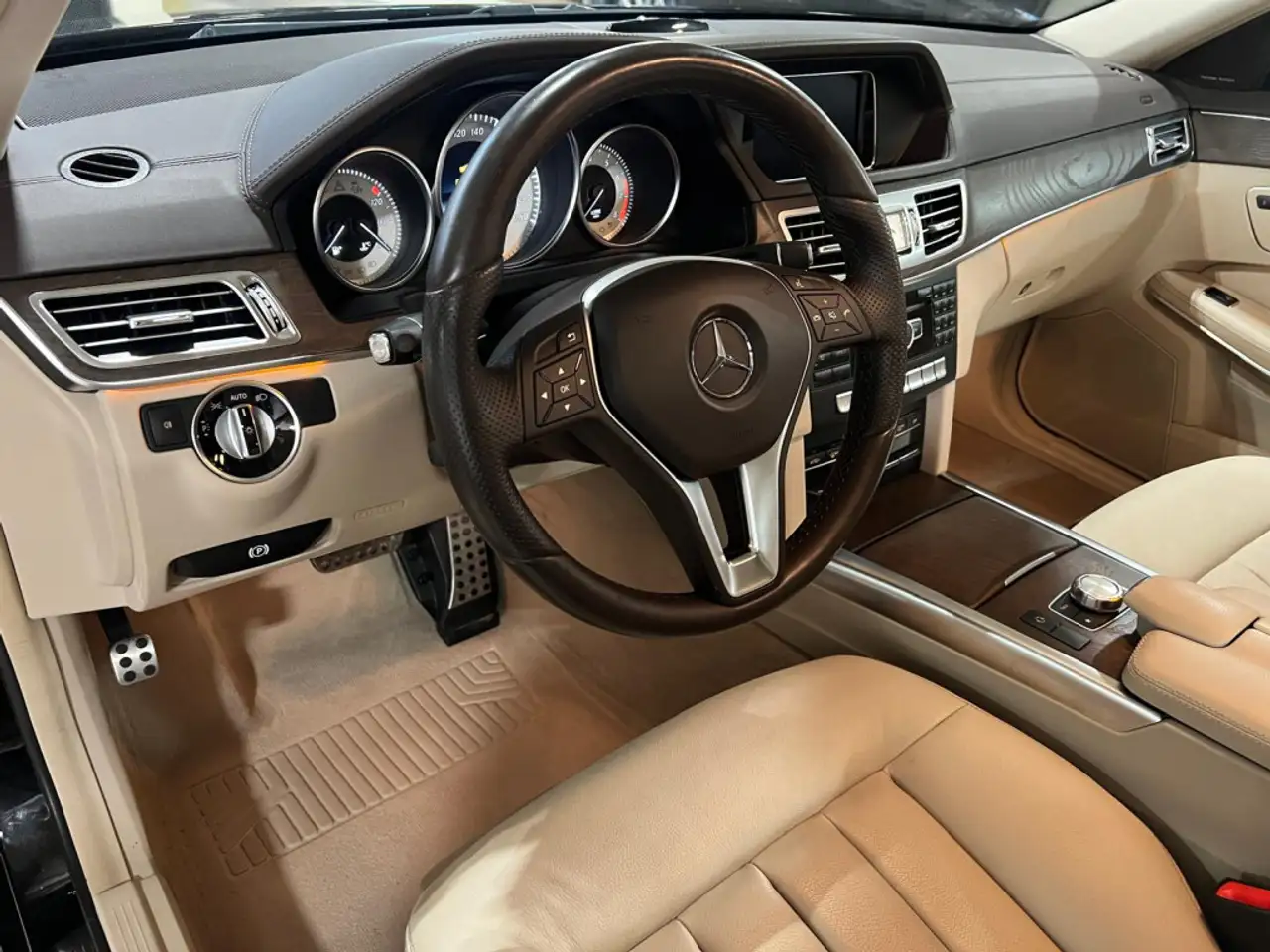 Mercedes-Benz E-Class снимка Mercedes-Benz E-Class