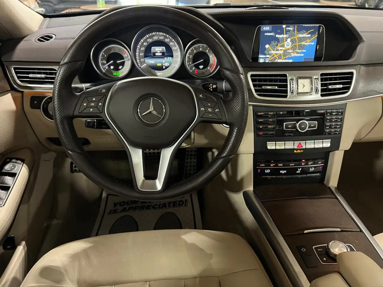 Mercedes-Benz E-Class снимка Mercedes-Benz E-Class
