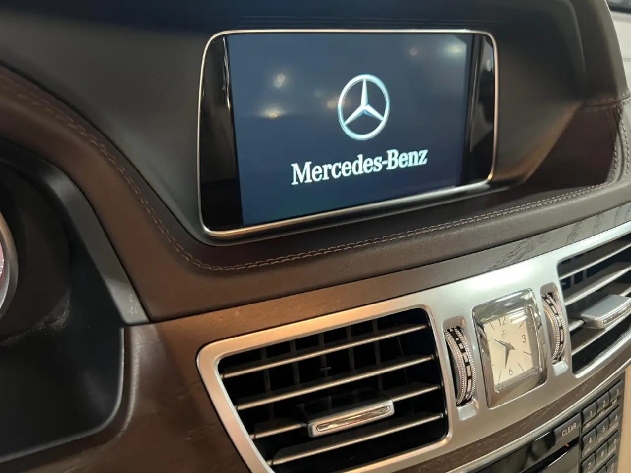 Mercedes-Benz E-Class снимка Mercedes-Benz E-Class