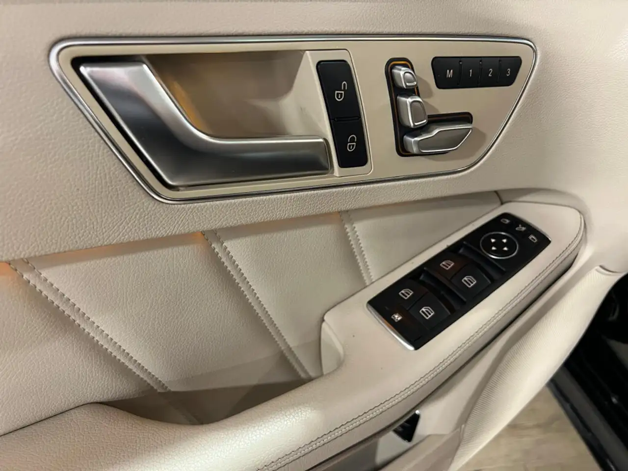 Mercedes-Benz E-Class снимка Mercedes-Benz E-Class
