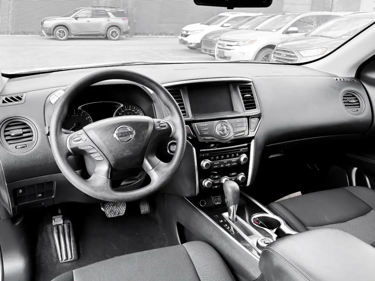 Nissan Pathfinder снимка Nissan Pathfinder