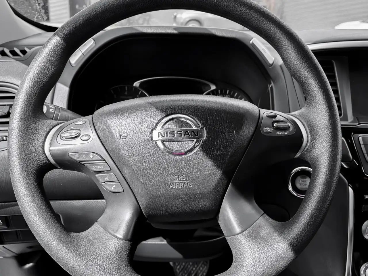 Nissan Pathfinder снимка Nissan Pathfinder
