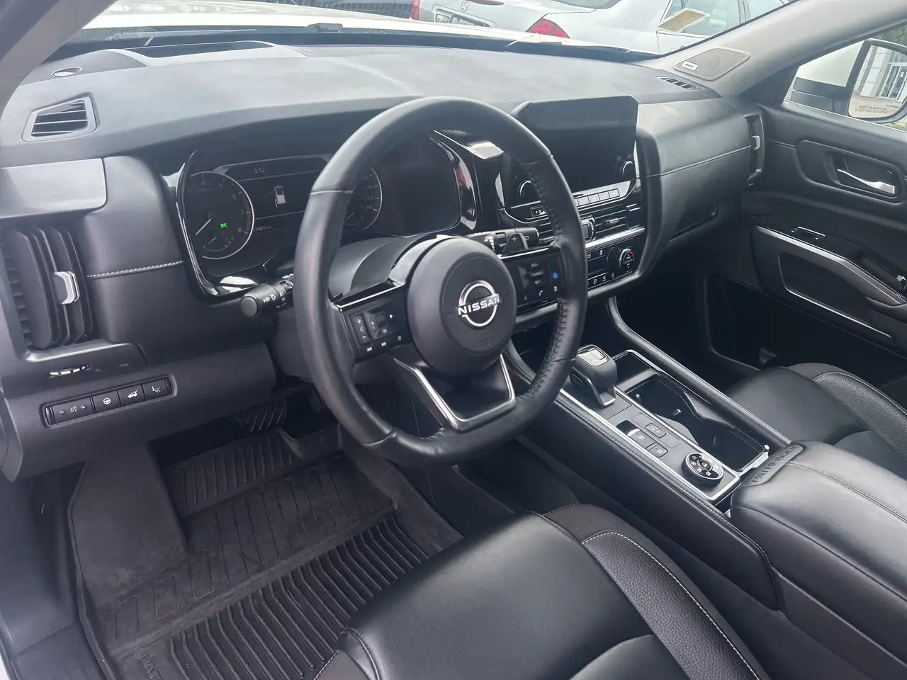 Nissan Pathfinder снимка Nissan Pathfinder