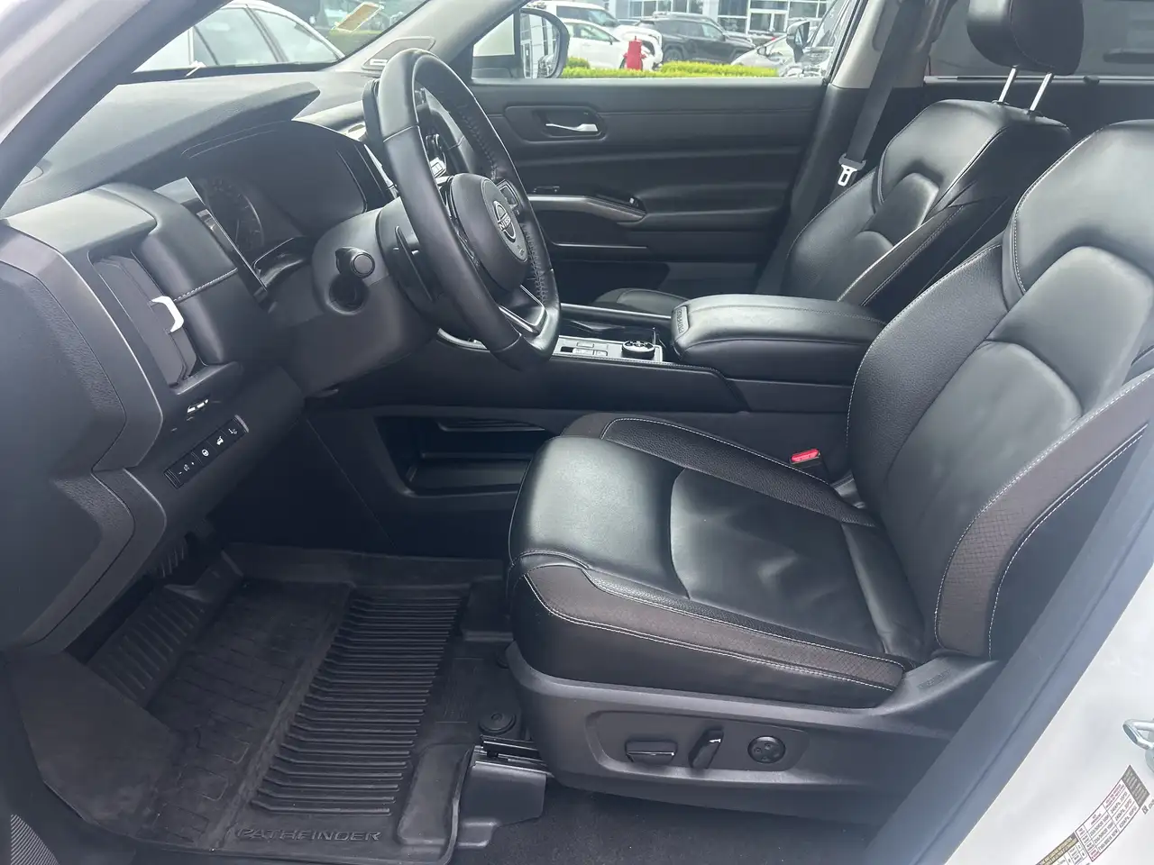 Nissan Pathfinder снимка Nissan Pathfinder