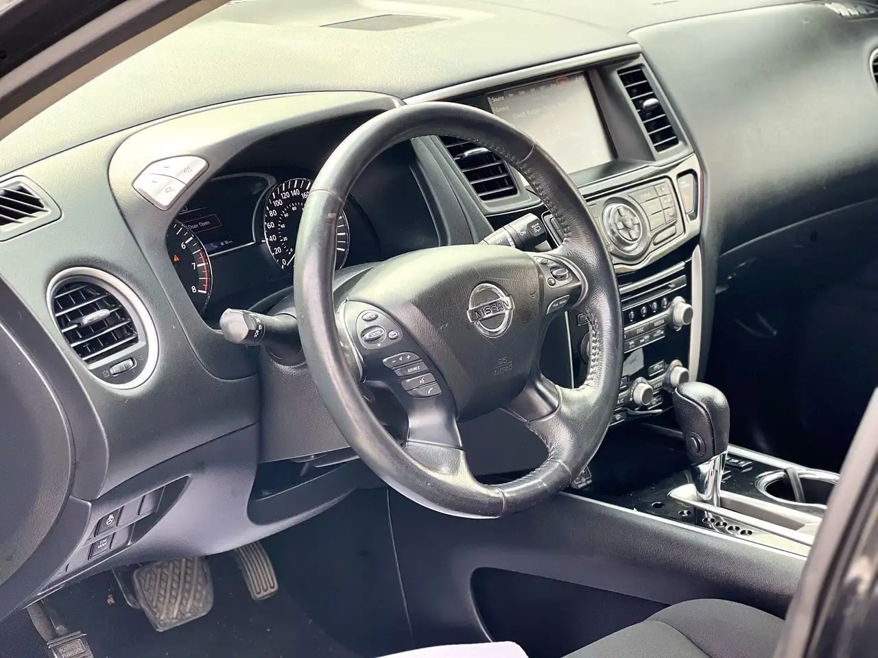 Nissan Pathfinder photo Nissan Pathfinder