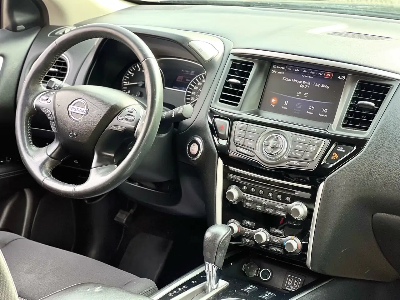 Nissan Pathfinder photo Nissan Pathfinder