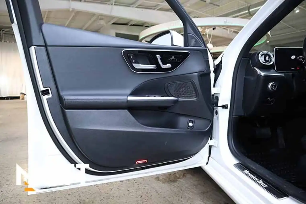 Mercedes-Benz C-Class снимка Mercedes-Benz C-Class