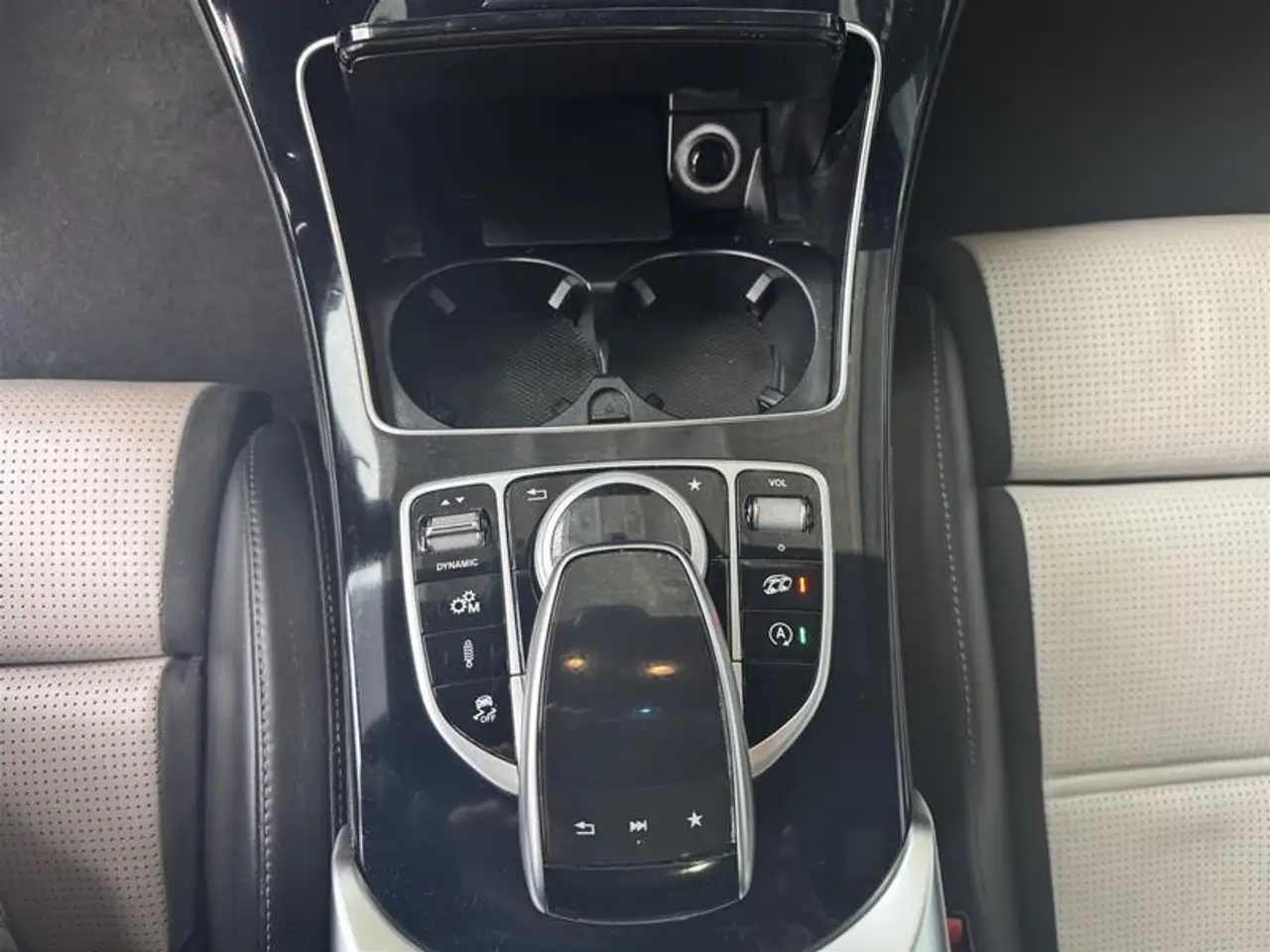 Mercedes-Benz C-Class снимка Mercedes-Benz C-Class