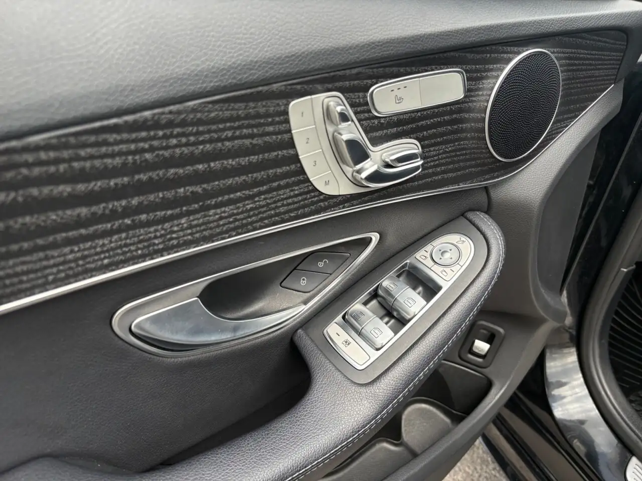 Mercedes-Benz C-Class снимка Mercedes-Benz C-Class