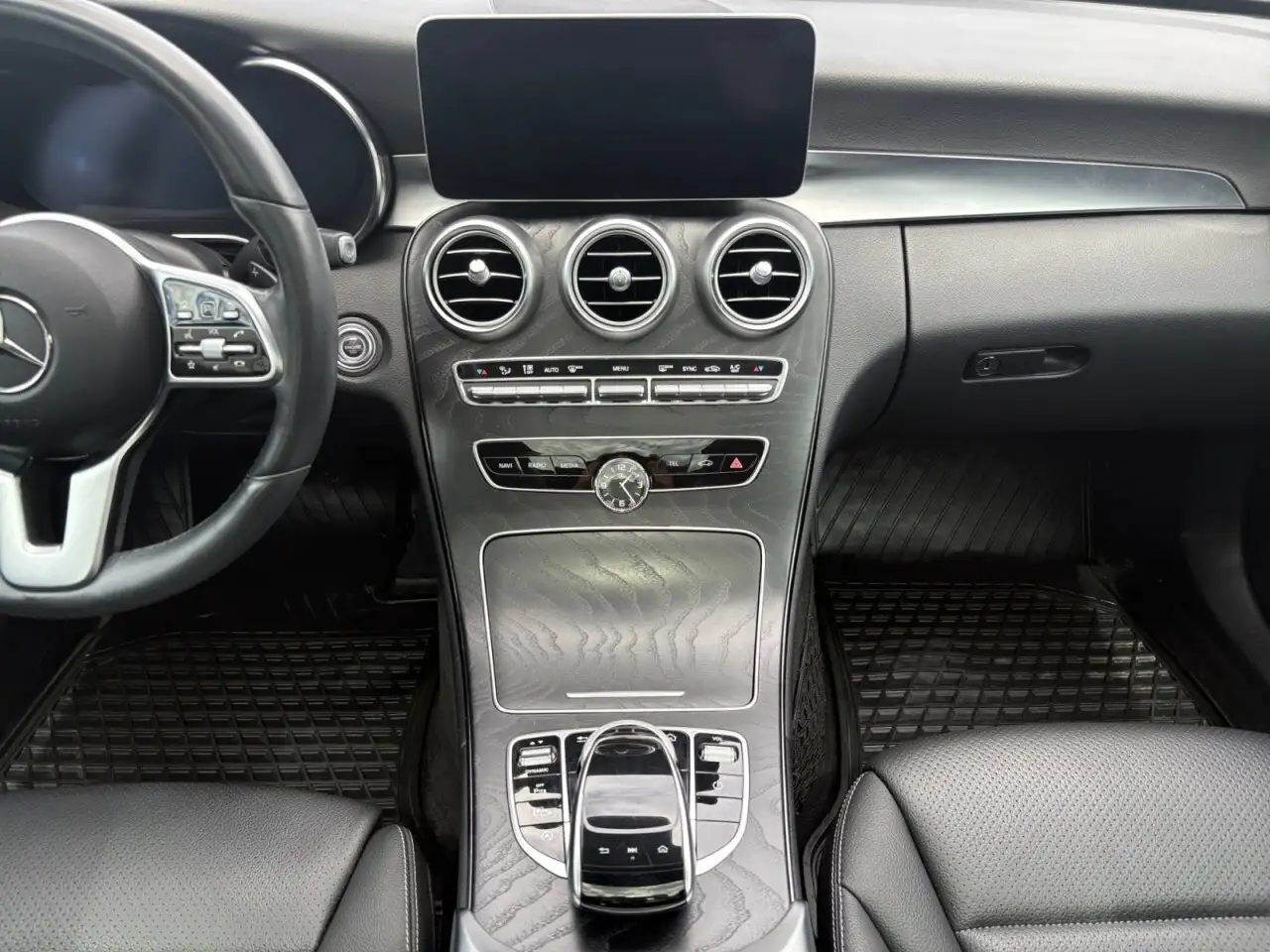Mercedes-Benz C-Class снимка Mercedes-Benz C-Class