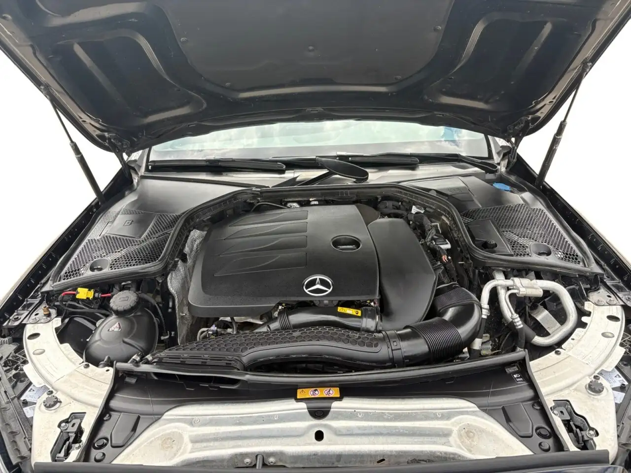 Mercedes-Benz C-Class снимка Mercedes-Benz C-Class