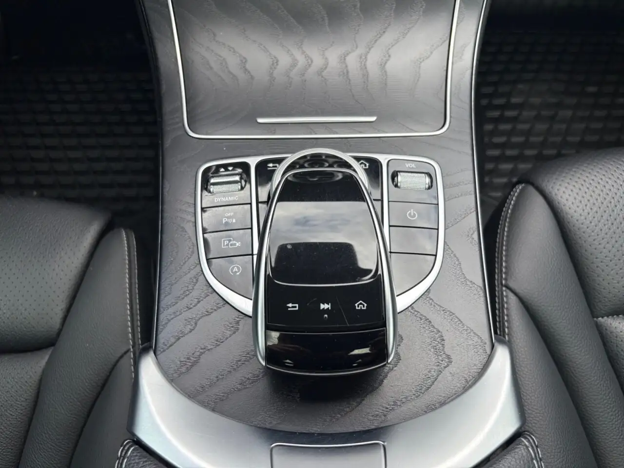 Mercedes-Benz C-Class снимка Mercedes-Benz C-Class