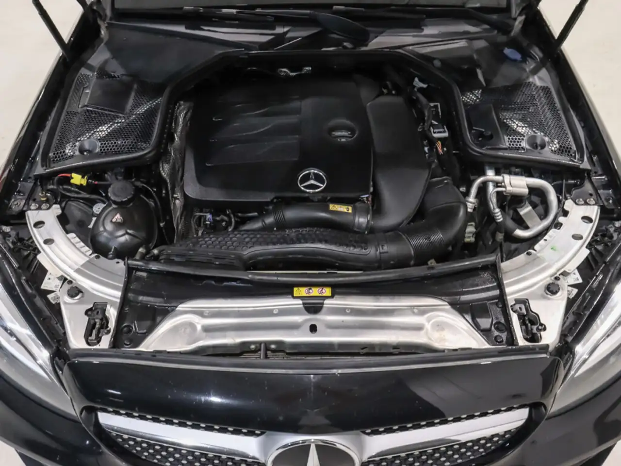 Mercedes-Benz C-Class снимка Mercedes-Benz C-Class