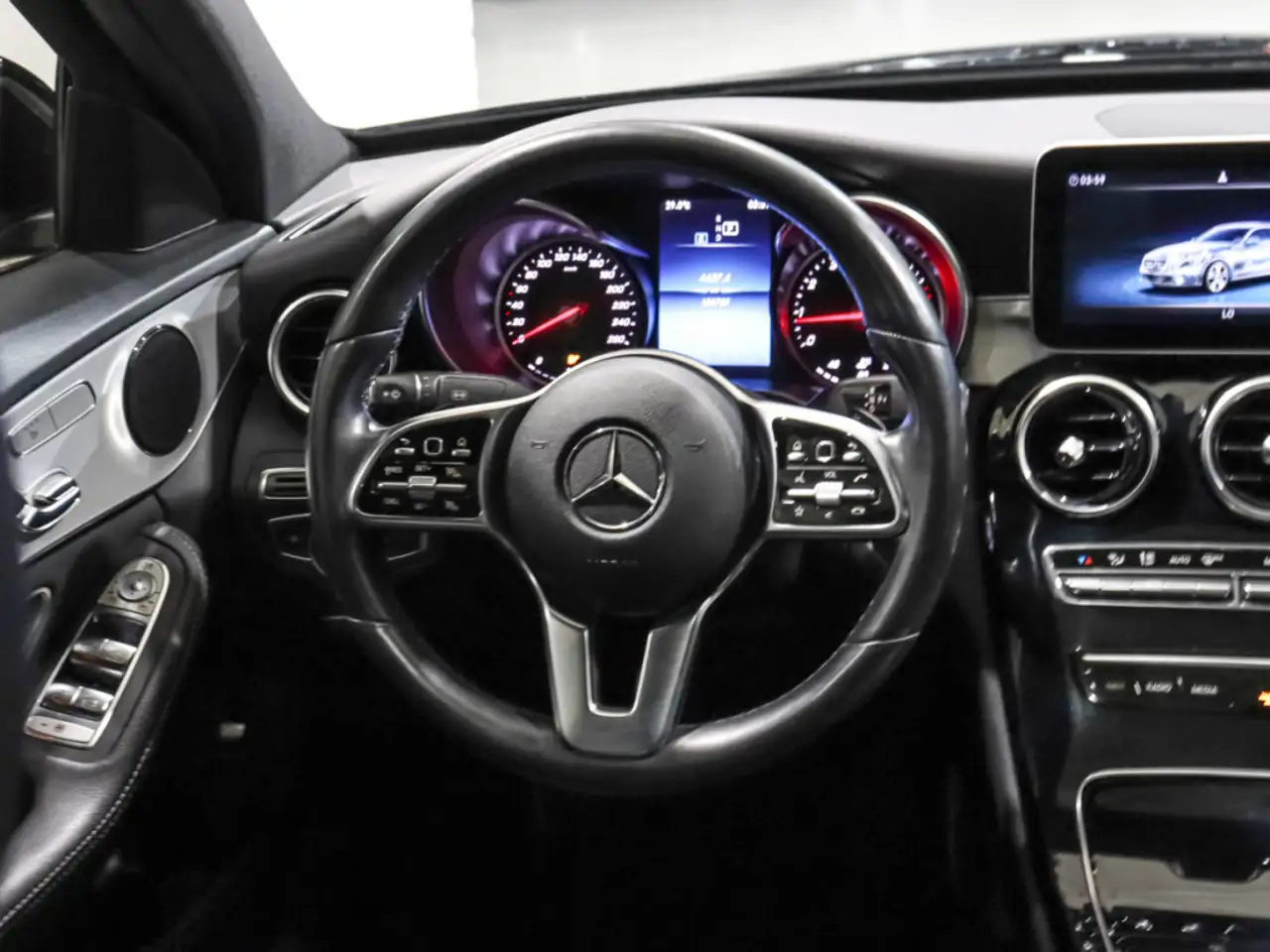 Mercedes-Benz C-Class снимка Mercedes-Benz C-Class