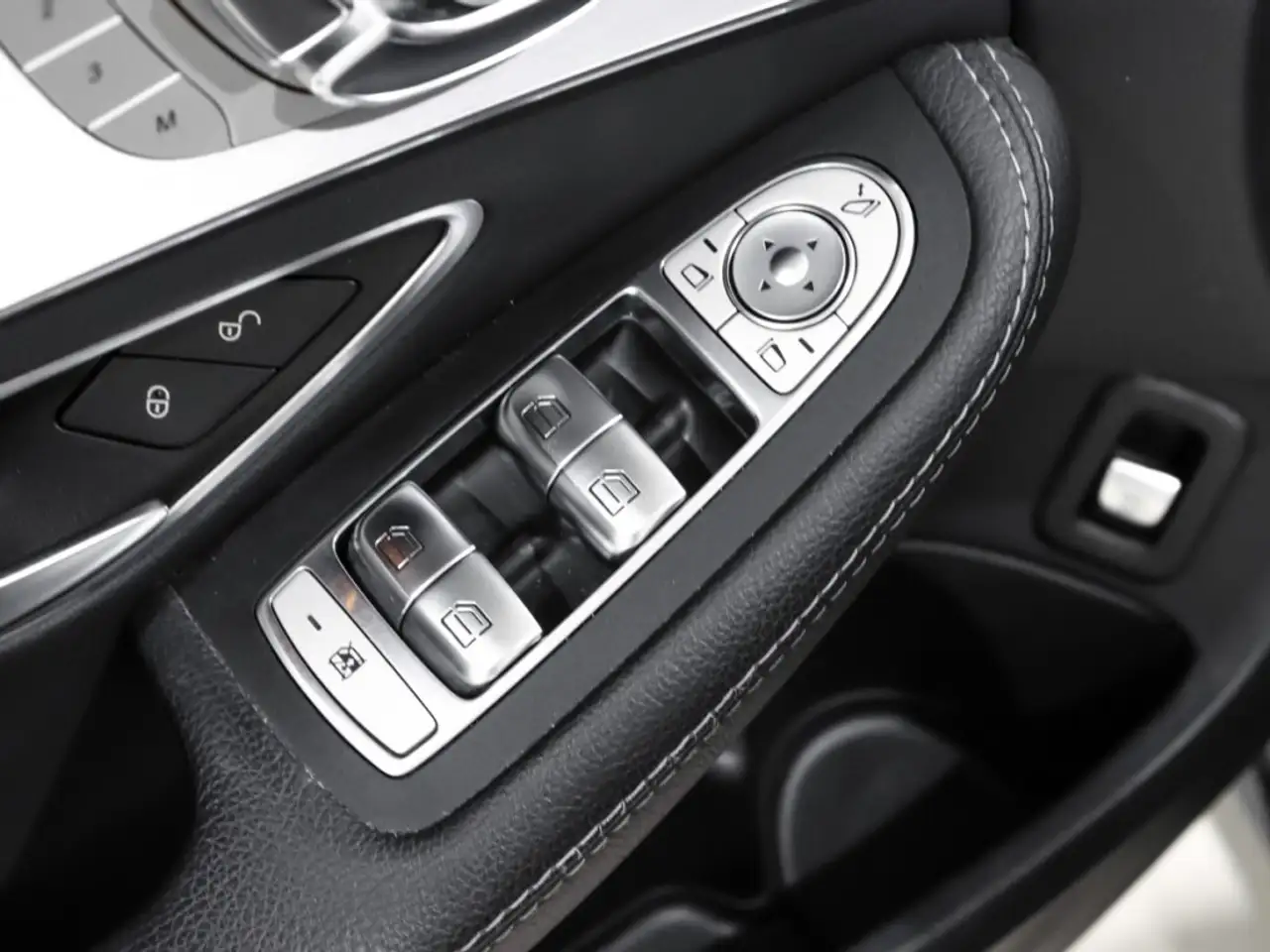 Mercedes-Benz C-Class снимка Mercedes-Benz C-Class