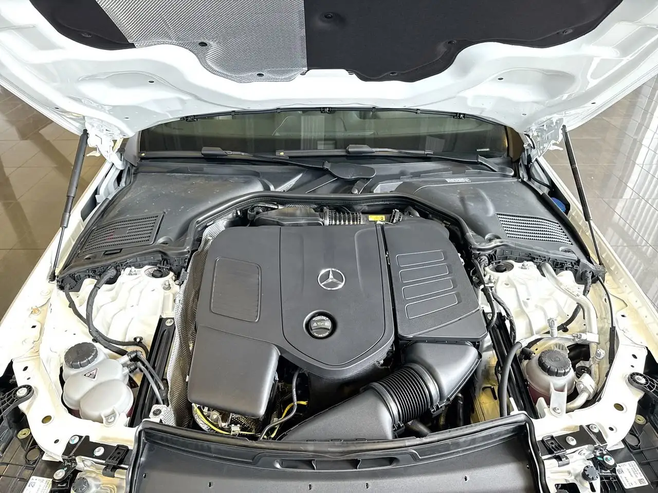 Mercedes-Benz C-Class снимка Mercedes-Benz C-Class