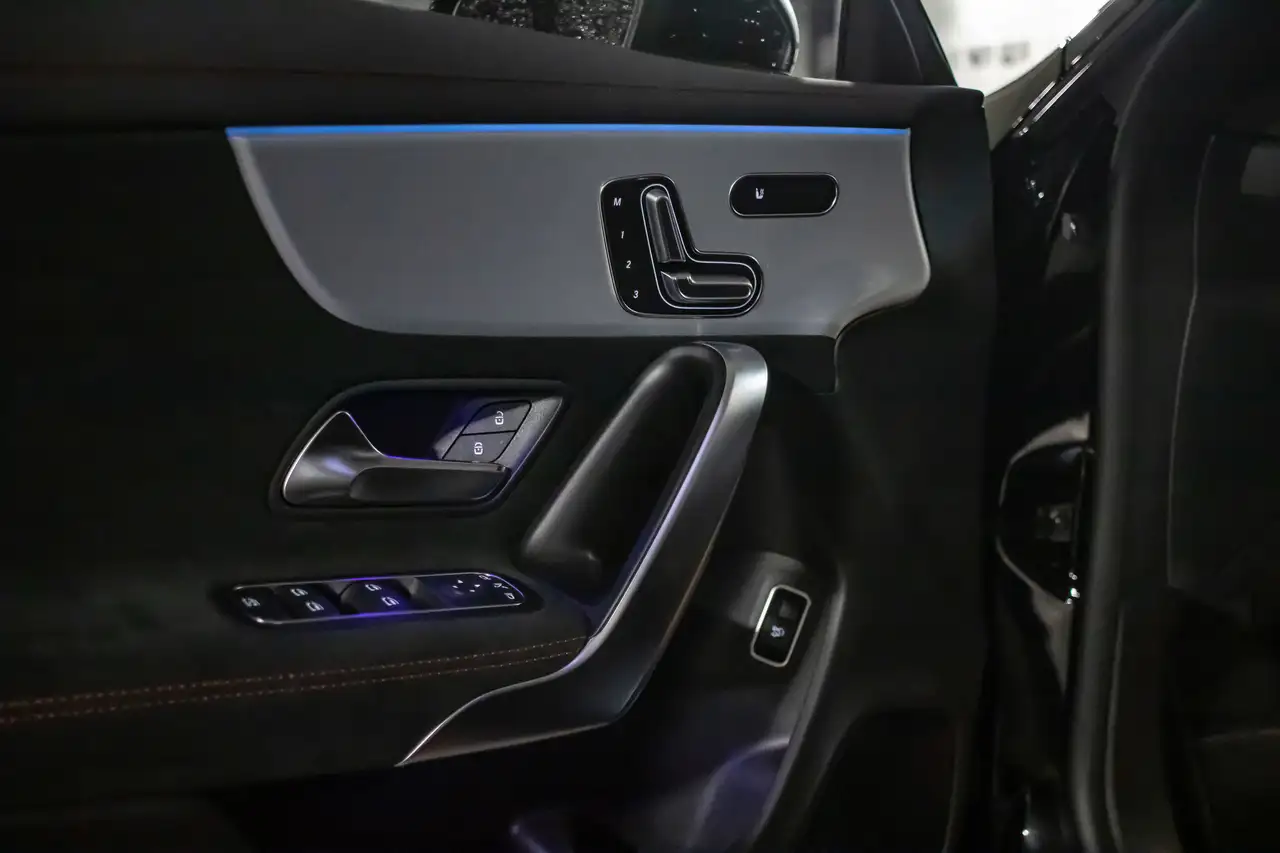 Mercedes-Benz CLA снимка Mercedes-Benz CLA
