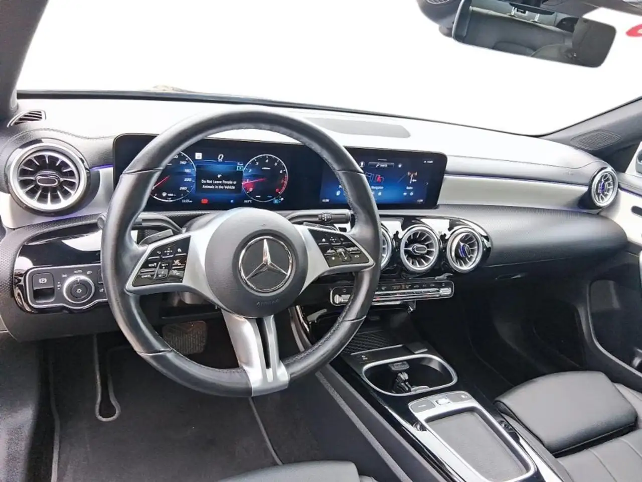 Mercedes-Benz CLA снимка Mercedes-Benz CLA