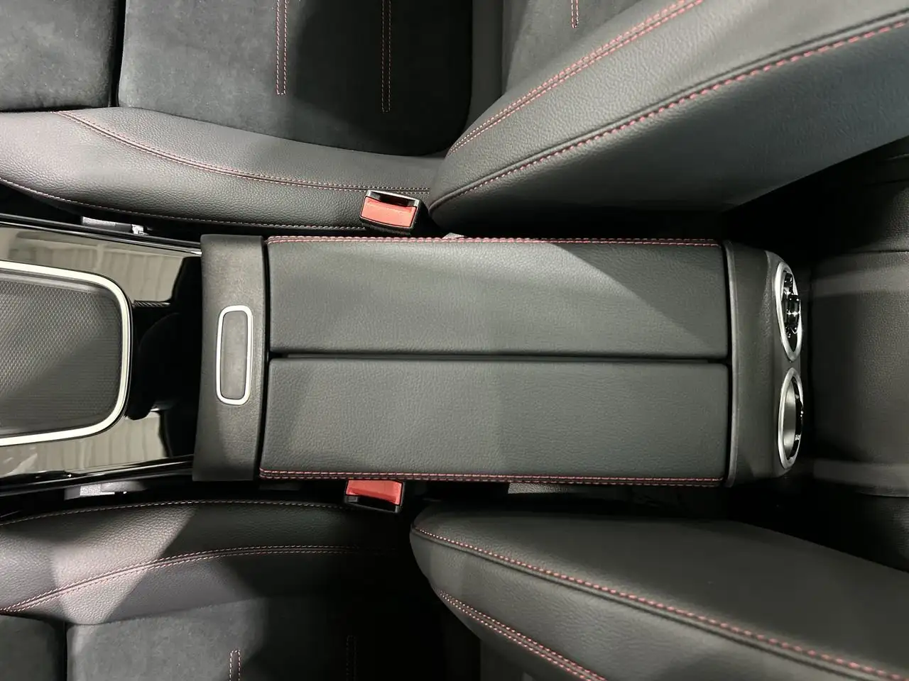 Mercedes-Benz CLA снимка Mercedes-Benz CLA