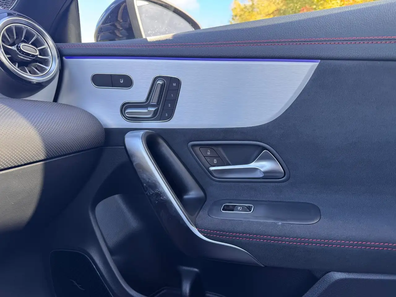 Mercedes-Benz CLA снимка Mercedes-Benz CLA