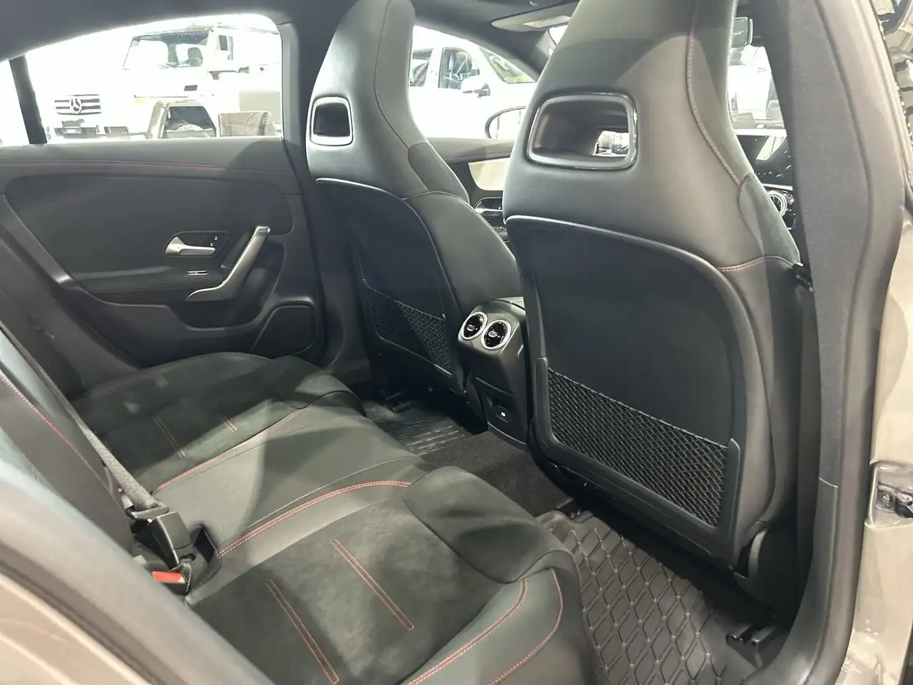Mercedes-Benz CLA снимка Mercedes-Benz CLA