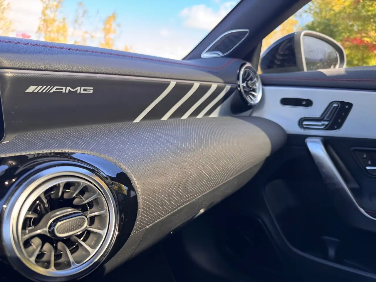 Mercedes-Benz CLA снимка Mercedes-Benz CLA