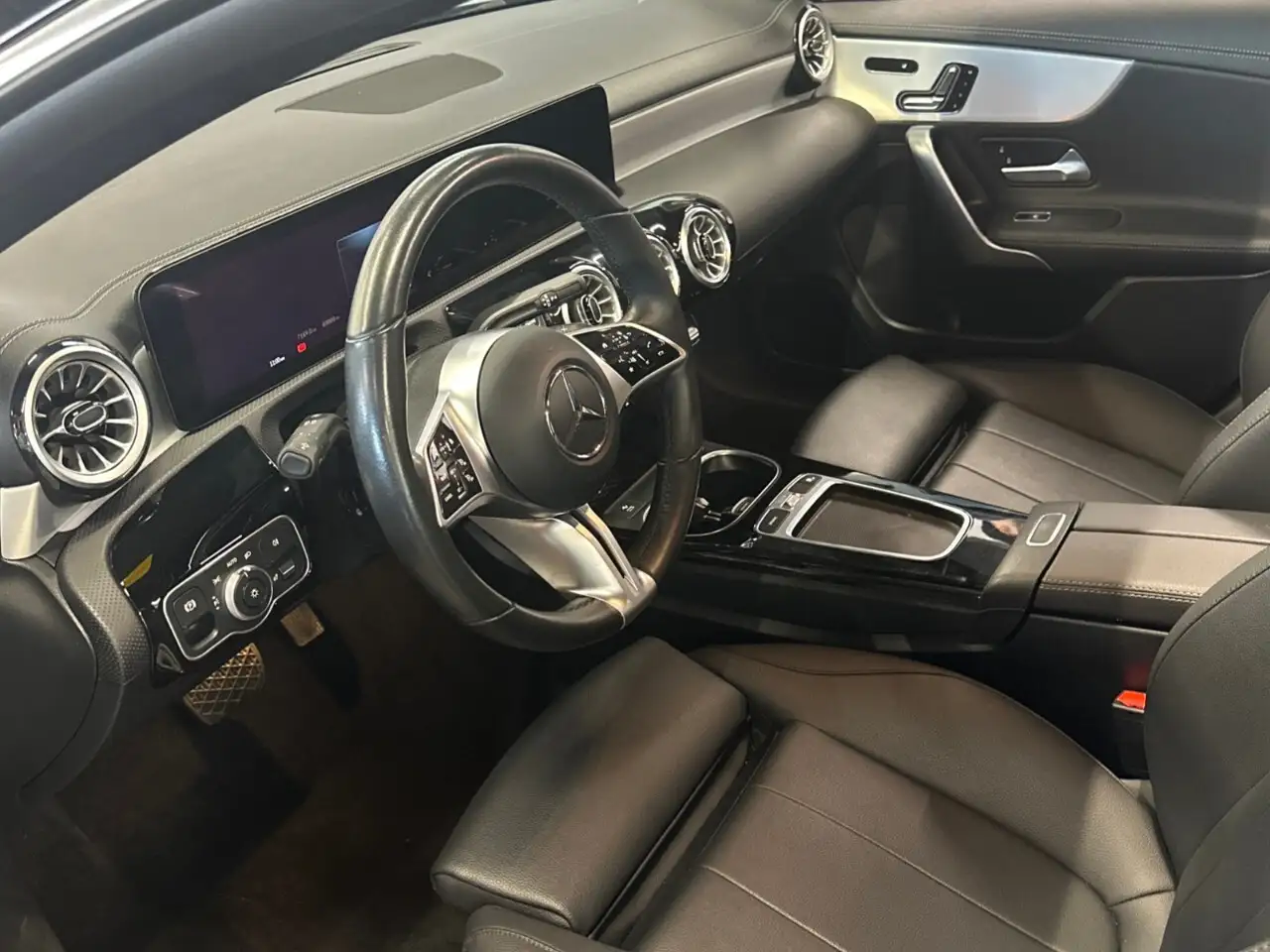 Mercedes-Benz CLA снимка Mercedes-Benz CLA
