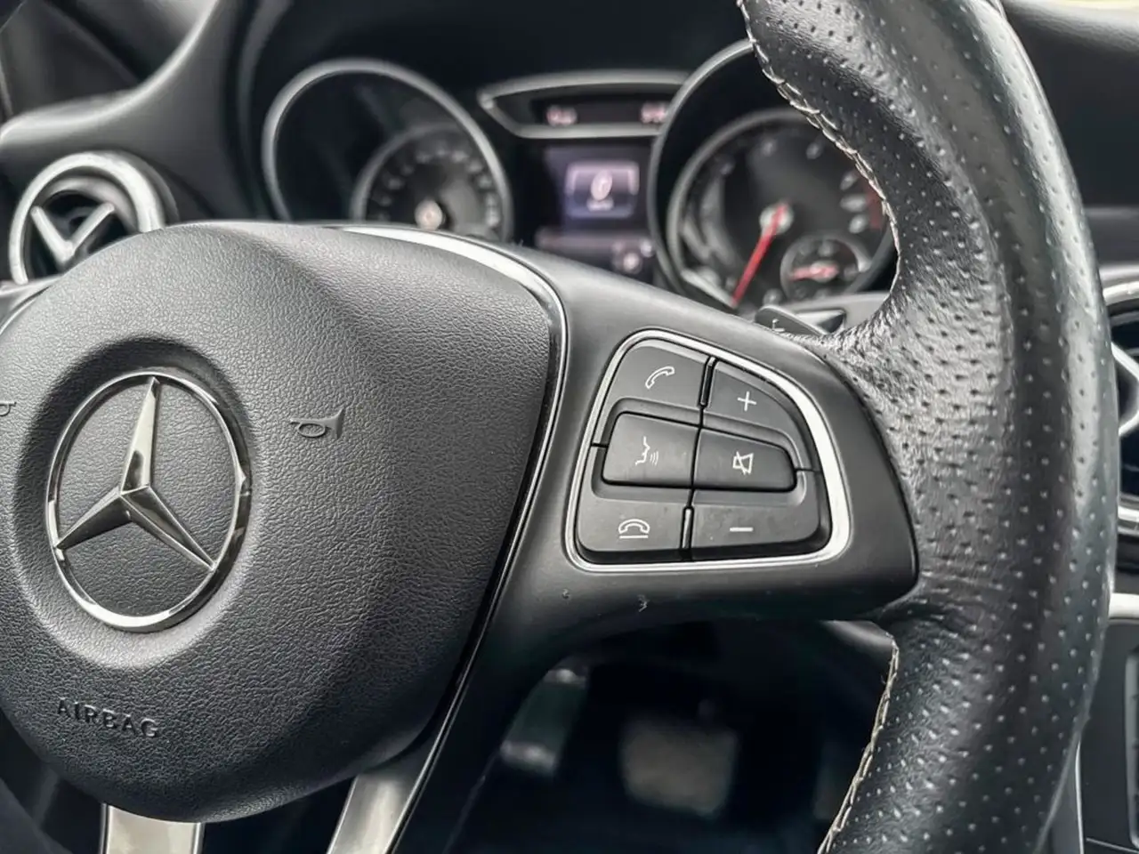 Mercedes-Benz CLA снимка Mercedes-Benz CLA