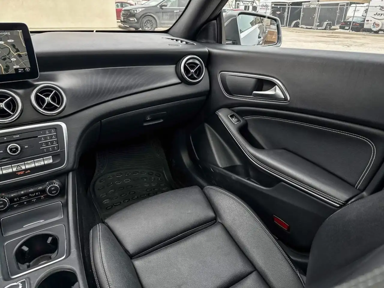 Mercedes-Benz CLA снимка Mercedes-Benz CLA