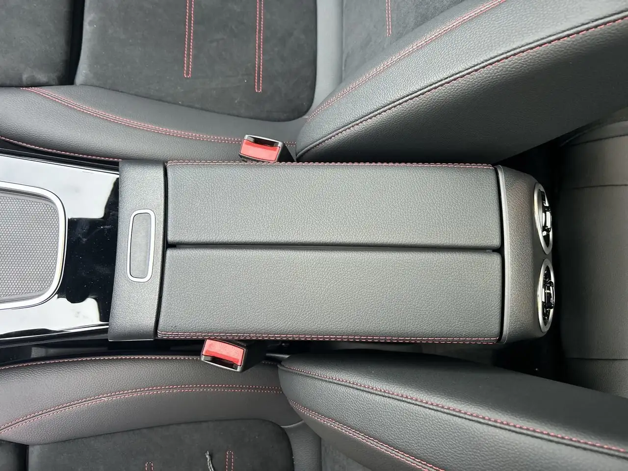 Mercedes-Benz CLA снимка Mercedes-Benz CLA